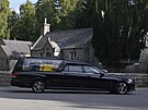 Auto s ostatky královny Albty II. opustilo skotský zámek Balmoral, kde...