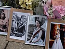 Kvtiny poloené vedle obraz královny Albty II. ped britským konzulátem v...