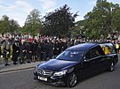 Lidé ve skotském Ballateru uctívají památku zesnulé královny Albty II. (11....