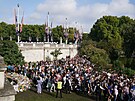 Davy lidí se scházejí ped Buckinghamským palácem v Londýn, kde uctívají...