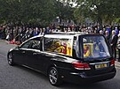 Tisíce lidí ve skotském Ballateru lemují prvod aut vezoucích rakev s ostatky...