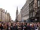 Lidé ekají na prvod aut s rakví zesnulé královny ve skotském Edinburghu....