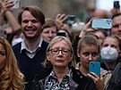 Lidé v Edinburghu ekají na prvod s rakví s ostatky zesnulé královny Albty...