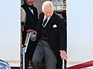 Král Karel III. vysedá z letadla na letiti v Edinburghu. (12. záí 2022)