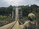 Voják ukrajinské armády se dívá na zniený most v osvobozeném mst Izjum. (14....