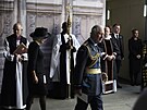 Král Karel III. s chotí Camillou opoutí budovu parlamentu. (14. záí 2022)