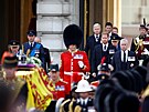 Král Karel II., princové William a Harry a dalí lenové královské rodiny za...
