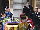 Král Karel III., princ William a princ Harry za rakví s ostatky královny...
