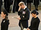 Princezna Kate, princ Harry a vévodkyn Meghan u rakve s ostatky královny...
