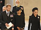 Princ Harry, vévodkyn Meghan a princezna Kate ve Westminsterském sále u rakve...