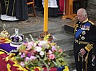 Král Karel III. ped rakví své matky na pohbu britské královny Albty II....