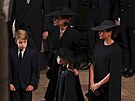 Princ George, princezna Kate, princezna Charlotte a vévodkyn Meghan na pohbu...