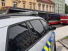 Dv tramvaje mezi sebou v prask Zenklov ulici slisovaly auto (14. 9. 2022)