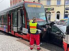 Dv tramvaje mezi sebou v prask Zenklov ulici slisovaly auto (14. 9. 2022)