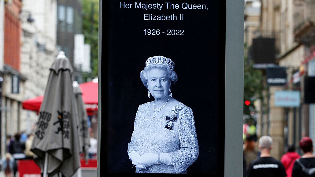 Oznámení o úmrtní panovnice Albty II. jsou v Británii prakticky vude. (10....