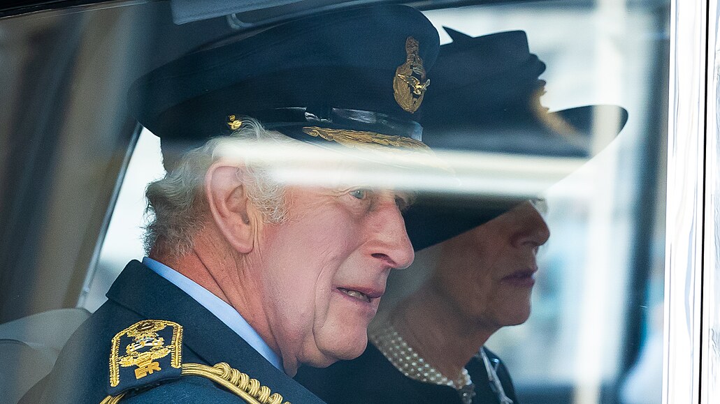 Král Karel III. projídí Londýnem poté, co se zúastnil prvodu s rakví...