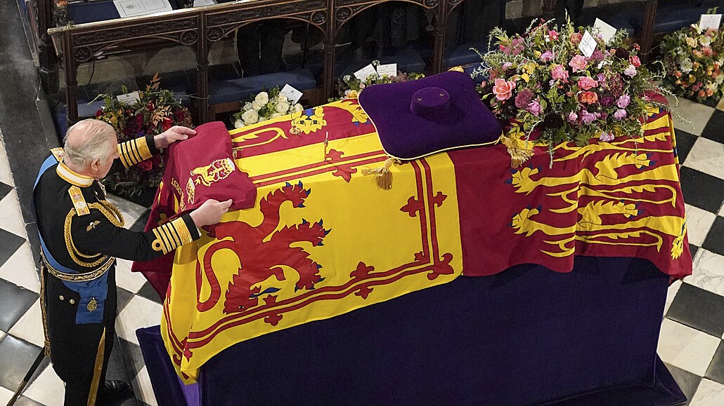Král Karel III. se v kapli ve Windsoru louí se svou zesnulou matkou, královnou...
