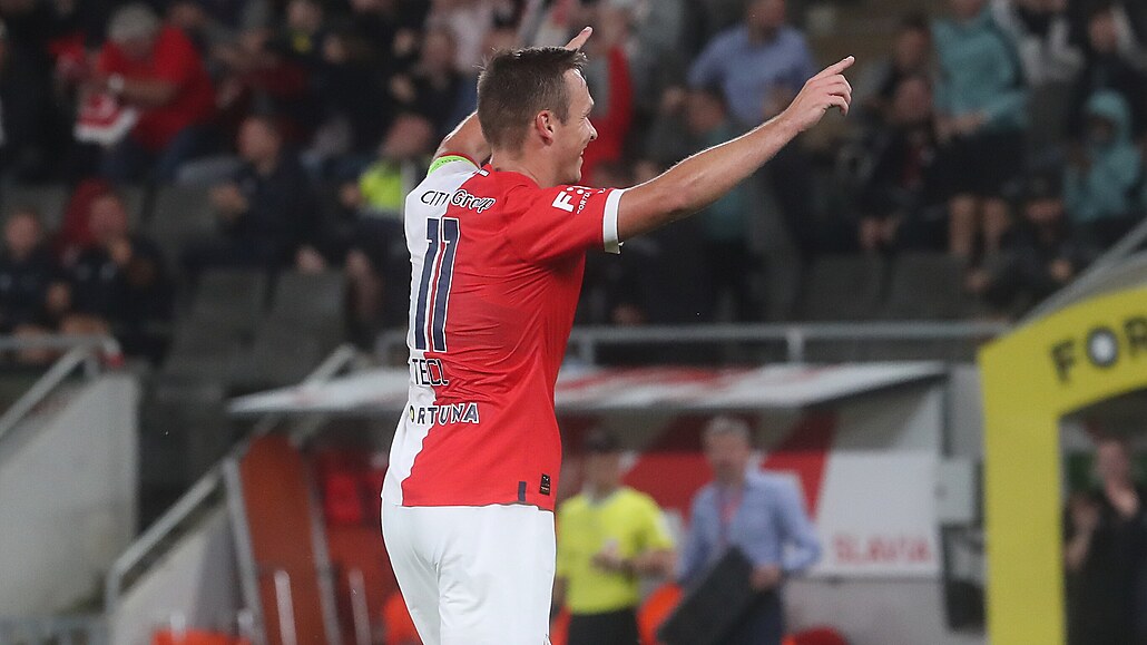 Stanislav Tecl se raduje z branky do sít� �eských Bud�jovic.
