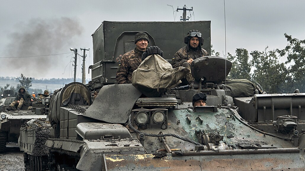 Ukrajinské vojenské jednotky se pohybují na osvobozeném území v Charkově. (12....