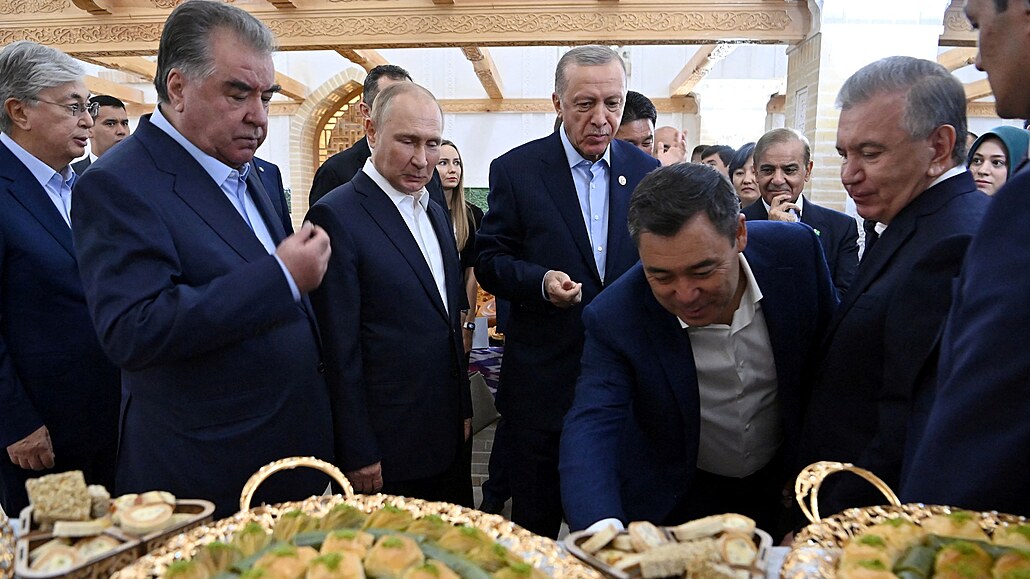 (zleva) Prezident Kazachstánu Kasym-omart Tokajev, tádický prezident Emomali...