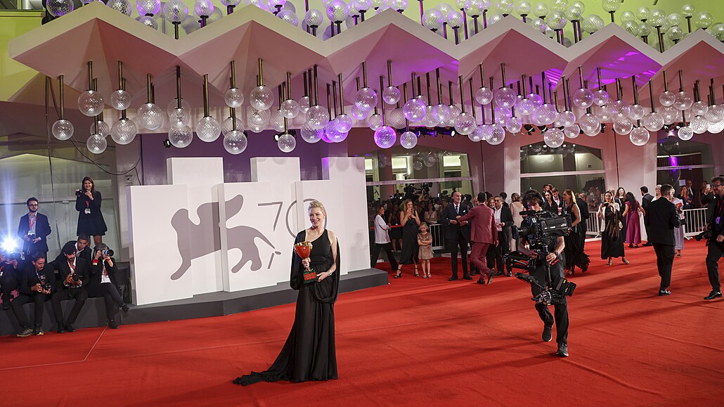 Cate Blanchettová s cenou z festivalu v Benátkách