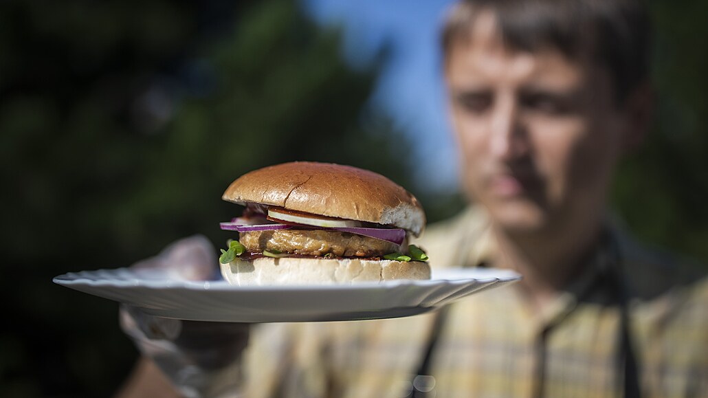 Dáte si? Autor reportá�e ukazuje sv�j veganský výtvor.