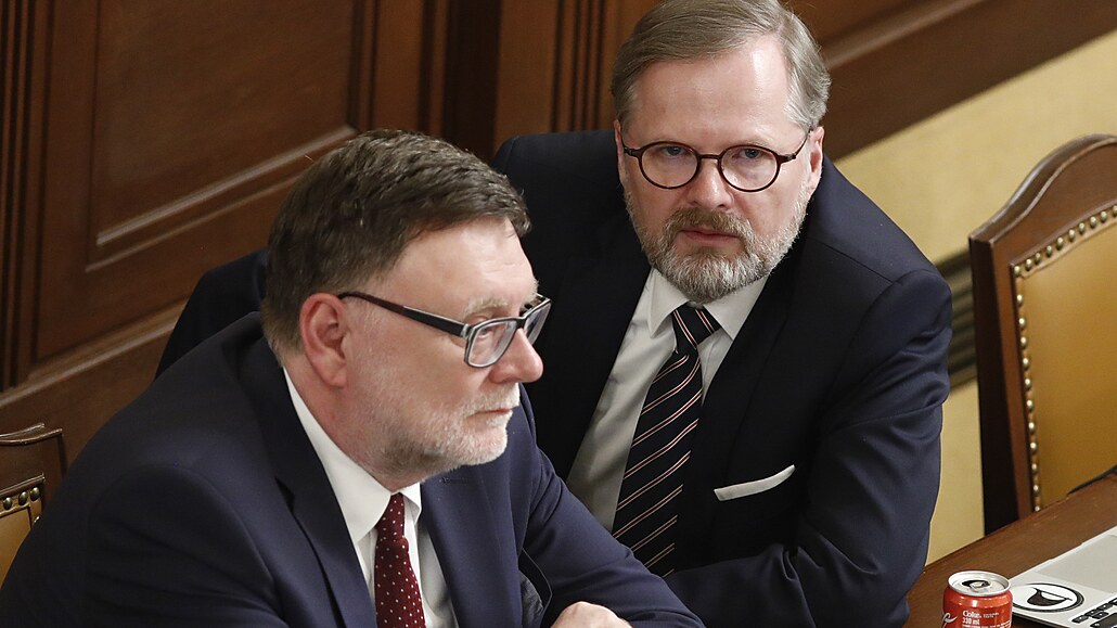 Ministr financí Zbynk Stanjura a premiér Petr Fiala