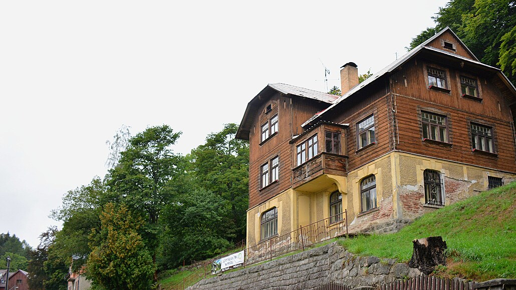 ]Bydlení v ruin. Dm v Bedichov patící praským podnikatelm s realitami je...