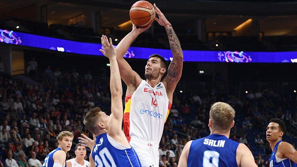 �pan�lský basketbalista Willy Hernangomez st�ílí na finský ko�.