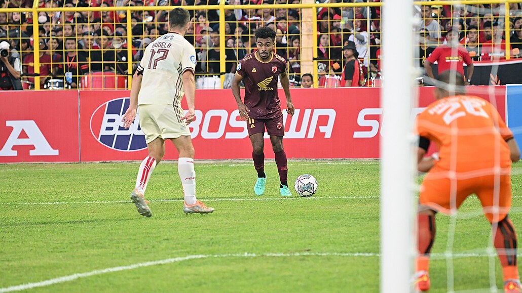 Ondej Kúdela (zády) v dresu Persija Jakarta