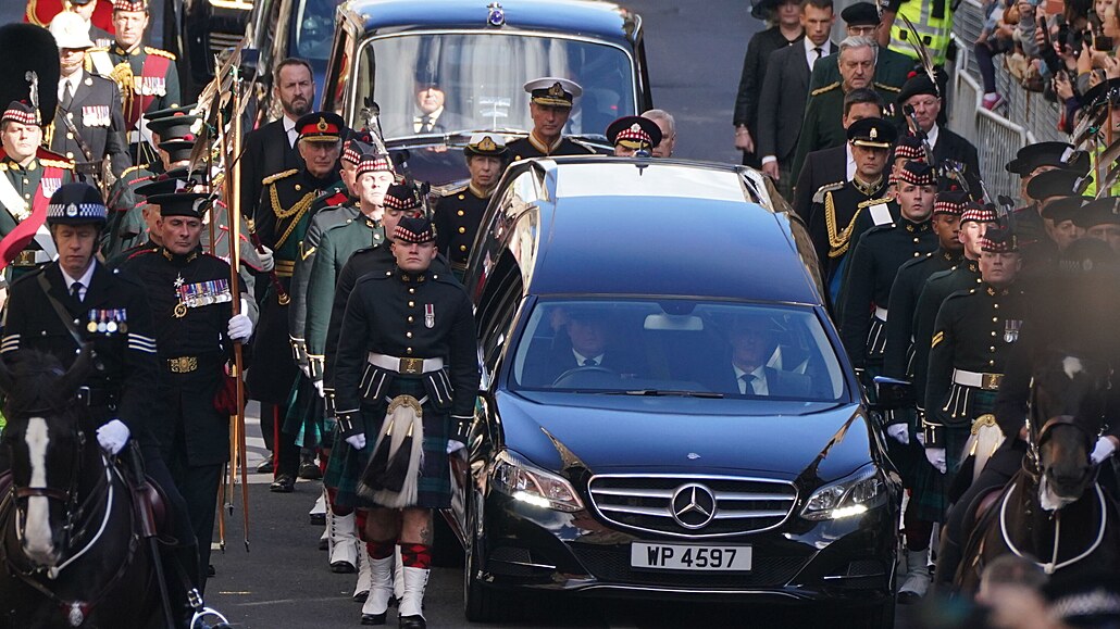 Smutení cesty do edinburghské katedrály se zúastnili vichni potomci zesnulé...