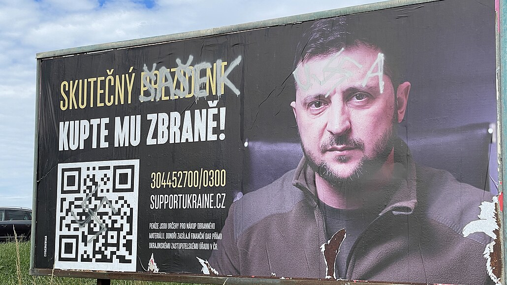 Nkteré billboardy dokonce nkdo posprejovat nacistickými symboly.