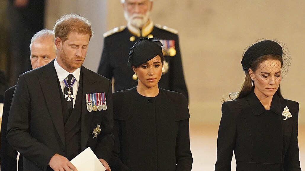 Princ Harry, vévodkyn� Meghan a princezna Kate ve Westminsterském sále u rakve...