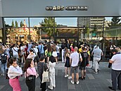 Funguje to? Rusové stojí frontu na kávu ped etzcem podobným tomu, který se z...