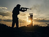 Ukrajinský voják střílí poblíž města Izjum v Charkovské oblasti. (13. září 2022)