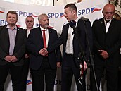 Pedseda hnutí SPD Tomio Okamura si podává ruku s europoslancem Ivanem Davidem,...