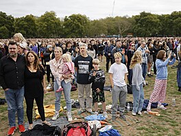 Lidé pihlíejí pohbu britské královny Albty II. v londýnském Hyde Parku....