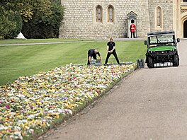 Masivní hradby hradu Windsor lemují trávníky zaplnné barevnými kvtinami,...