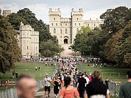 Po promenád ped hradem Windsor  takzvané long walk, se k sídlu vydaly davy...