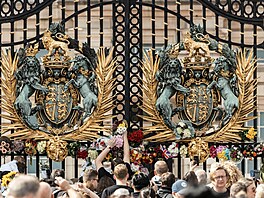 Britské království se potáhlo erným suknem a u bran Buckinghamského paláce se...
