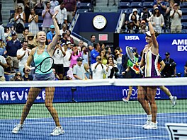 Barbora Krej�íková a Kate�ina Siniaková se radují z vít�zství ve finále US Open.