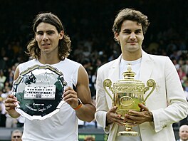Roger Federer (vpravo) po výh�e nad Rafaelem Nadalem na Wimbledonu 2006.