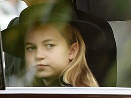 Sedmiletá princezna Charlotte pijídí na poheb své prababiky královny...
