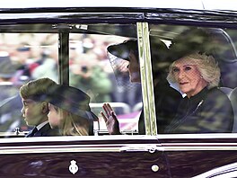 Princ George a princezna Charlotte, princezna Kate a královna cho Camilla...