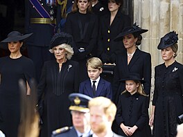 Vévodkyn Meghan, Camilla, královna cho, princ George a princezna Charlotte,...