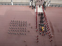 Rakev s ostatky královny Albty II. naposledy opoutí Buckinghamský palác....