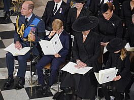 Princ William, princ George, princezna Kate a princezna Charlotte na pohbu...