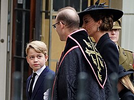 Princ George a princezna Kate na pohbu britské královny Albty II. (Londýn,...