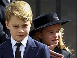 Princ George a princezna Charlotte na pohbu královny Albty II. (Londýn, 19....