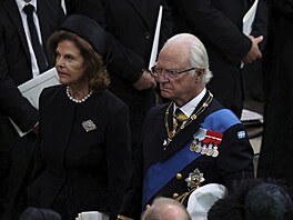 Švédská královna Silvia a král Carl XVI. Gustaf na pohřbu britské královny...